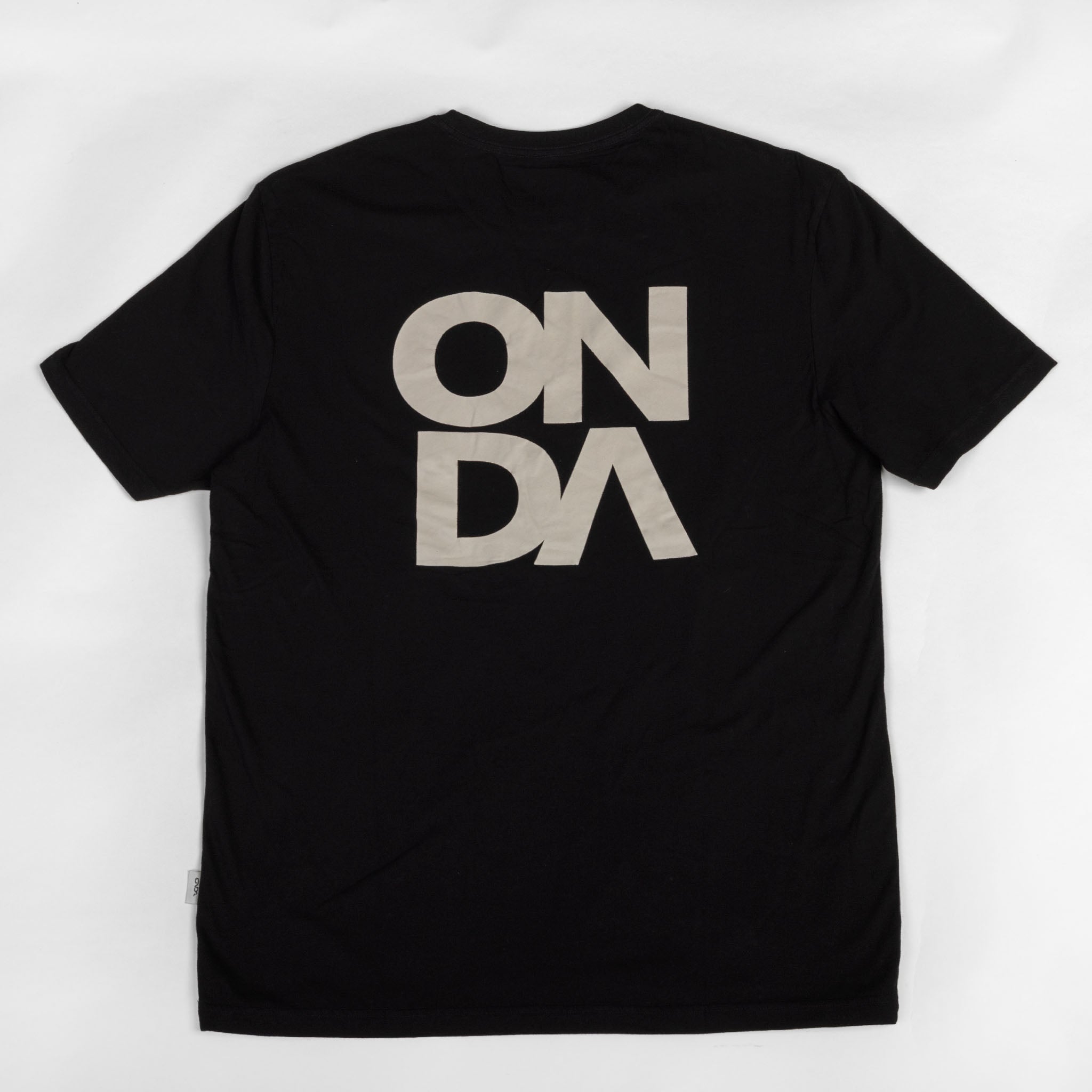 Black t-shirt with 'ONDA' logo on a white background